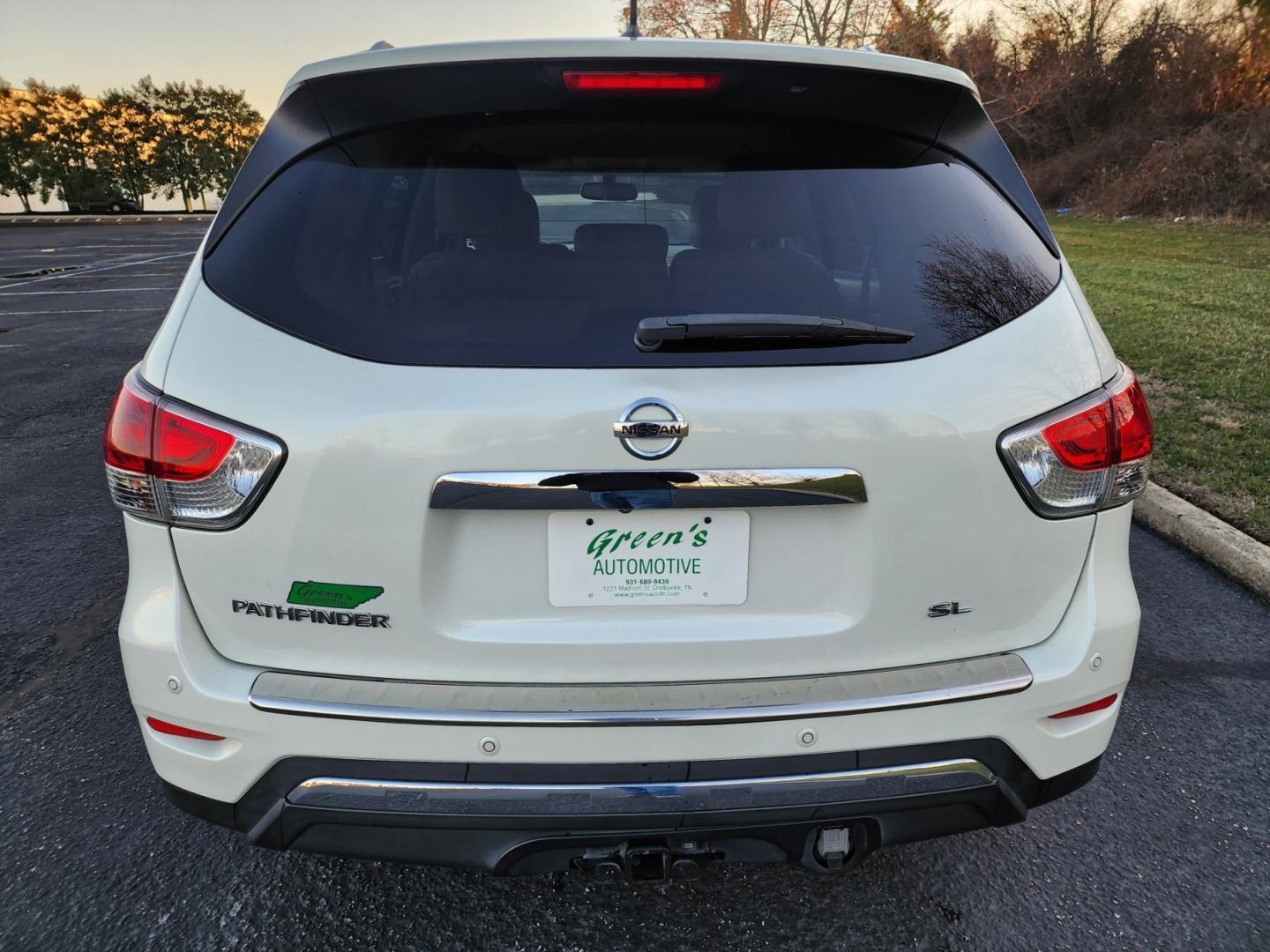 2015 WHITE /BEIGE Nissan Pathfinder SL 2WD (5N1AR2MN7FC) with an 3.5L V6 DOHC 24V engine, Continuously Variable Transmission transmission, located at 1221 Madison St., Shelbyville, TN, 37160, (931) 680-9439, 0.000000, 0.000000 - Photo#2